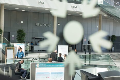 Symbolbild Meetingpoint im Foyer des World Conference Center Bonn