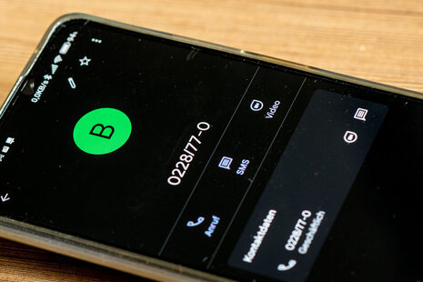 Ein Smartphone, auf dem die 770 des Bürgerinnentelefons angezeigt wird