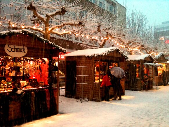 Verschneite Stände beim Weihnachtsmarkt/Nikolausmarkt in Bad Godesberg