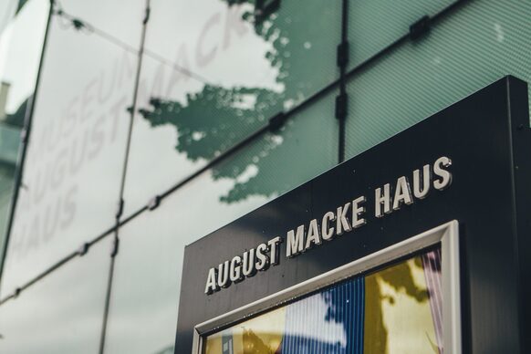 Infotafel und Fassade des Museums August Macke Haus