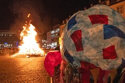 Bunte Laternen und das Martinsfeuer auf dem Markt