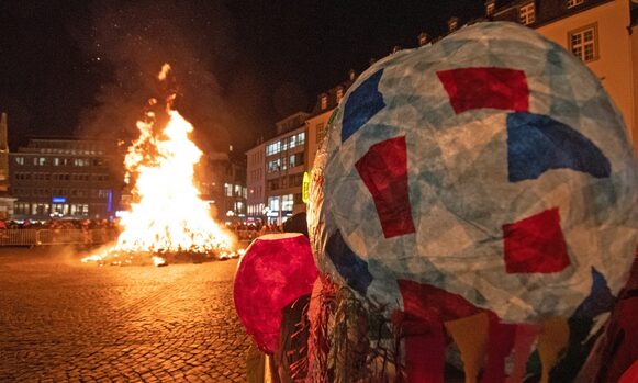 Bunte Laternen und das Martinsfeuer auf dem Markt