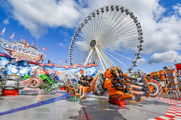 Fahrgeschäft und Riesenrad bei Pützchens Markt