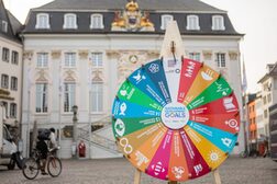 Das Glücksrad rund ums Thema Nachhaltigkeitsziele vor dem Alten Rathaus
