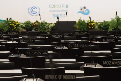Blick über leere Stuhlreihen hin zum Podium der Weltklimakonferenz 2017 im World Conference Center Bonn