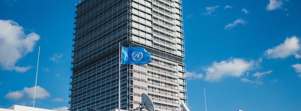 UN Tower am UN-Campus. Im Vordergrund die Flagge der UNO.