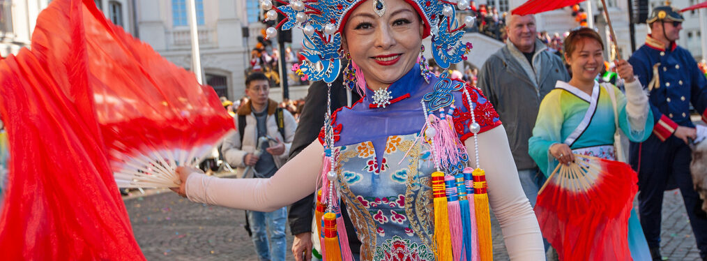 Bunt kostümierte Jecken