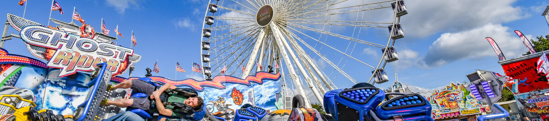 Riesenrad und andere Fahrgeschäfte auf Pützchens Markt