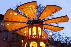 Die Glühweinpyramide auf dem Bonner Weihnachtsmarkt.