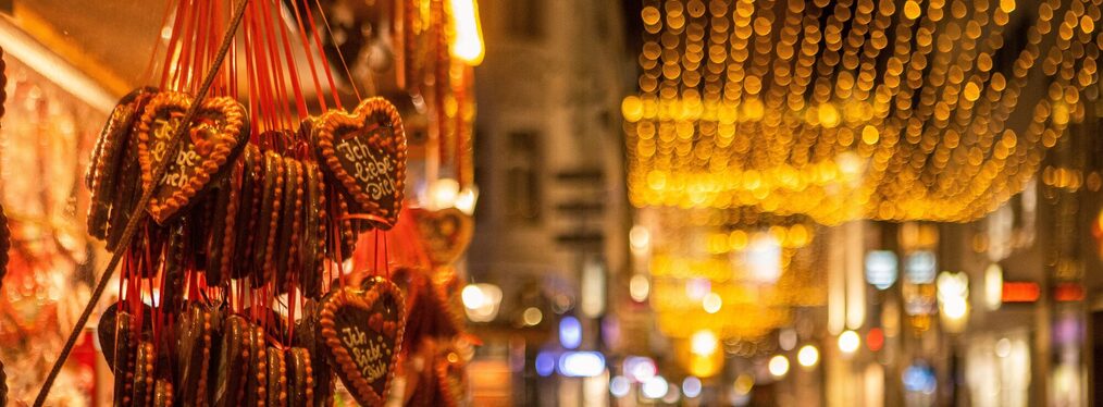 Ein Süßwarenstand auf dem Weihnachtsmarkt mit Lebkuchenherzen.