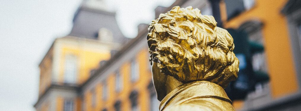 Eine goldene Beethoven steht vor dem Gebäude der Uni Bonn