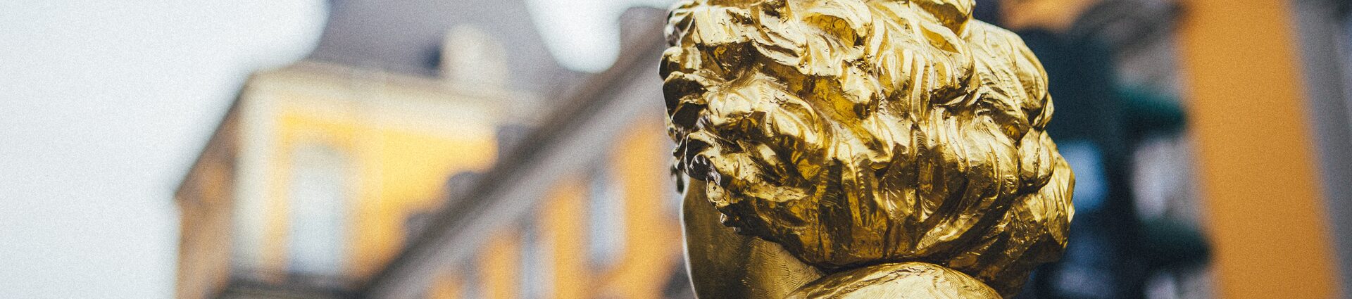 Eine goldene Beethoven steht vor dem Gebäude der Uni Bonn