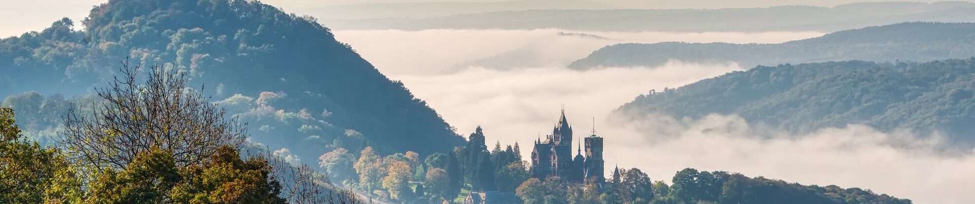 Blick aus der Ferne auf den Drachenfels und die Drachenburg