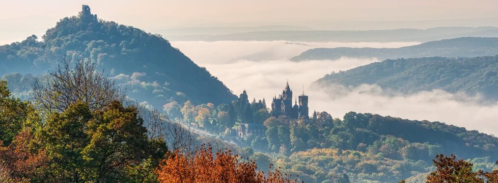 Blick aus der Ferne auf den Drachenfels und die Drachenburg