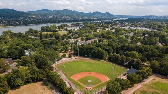 Drohnenaufnahme des Baseballstadions Bonn. Im Hintergrund Rhein und Siebengebirge.