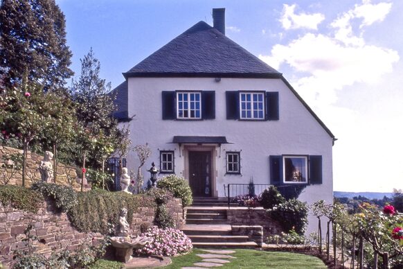 Das Wohnhaus von Konrad Adenauer in Rhöndorf bei Bonn kann seit 1970 besichtigt werden. Auf dem Gelände betreibt die Stiftung Bundeskanzler-Adenauer-Haus zudem eine Gedenkstätte mit separatem Ausstellungsgebäude.