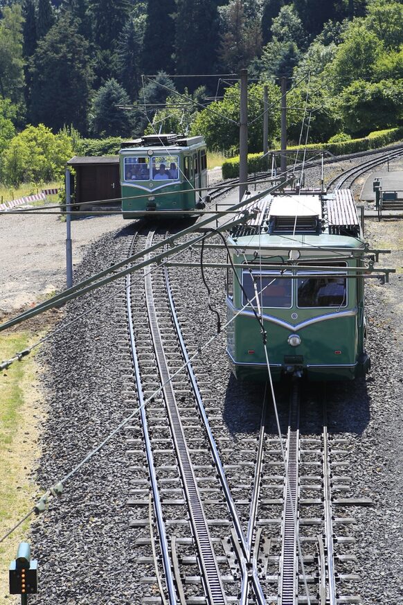 Die Drachenfelsbahn ist die älteste in Betrieb befindliche Zahnradbahn in Deutschland. Seit 17. Juli 1883 befördert sie Touristen und Wanderer auf den Drachenfels oder zum Schloss Drachenburg.