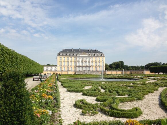 Aus der Zeit der Kölner Kurfürsten sind die Schlösser Augustusburg und Falkenlust in Brühl erhalten geblieben. Beide zählen als Gesamtkunstwerk des Rokoko zum UNESCO-Weltkulturerbe.