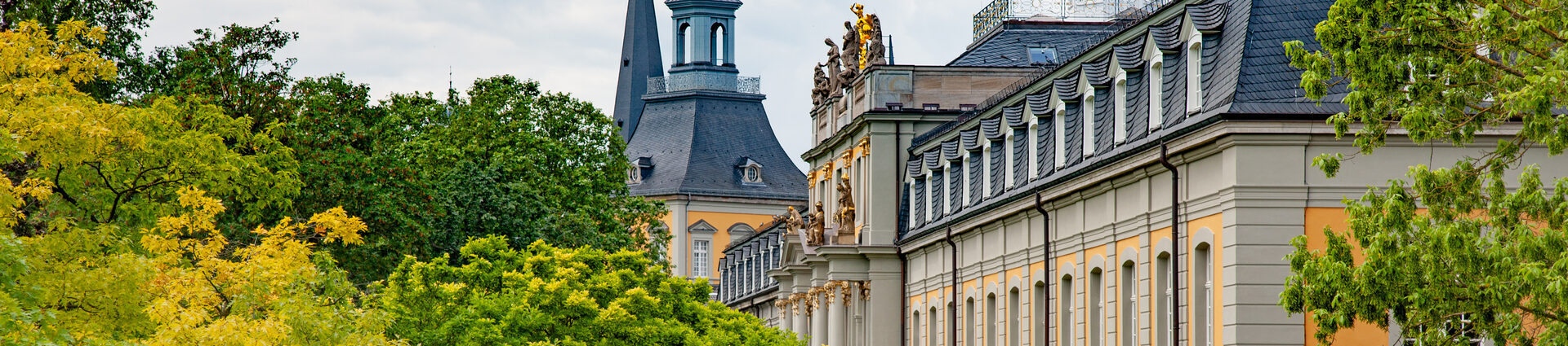 Das Universitäts-Hauptgebäude im Herzen der Stadt