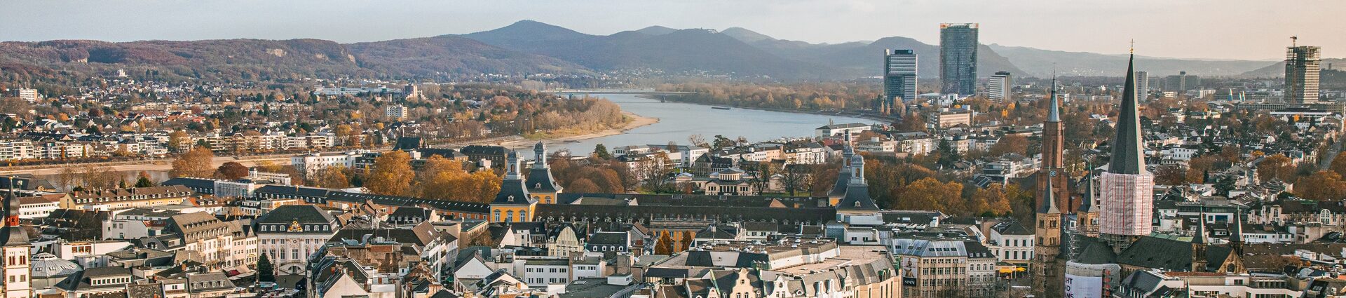 Die Bonner Innenstadt im Herbst, fotografiert vom Stadthausdach.