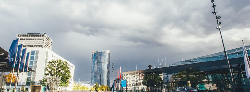 World Conference Center, UN-Klimasekretariat und Post Tower vor gewittriger Wolkenkulisse