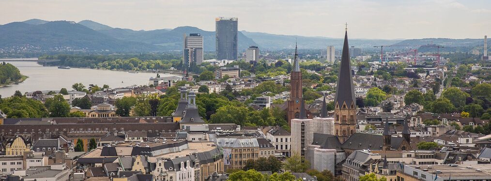 Bonner Innenstadt und Skyline mit Rhein und Siebengebirge