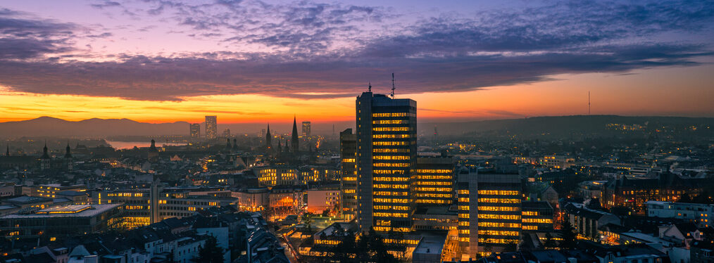 Drohnenaufnahme in der Morgendämmerung der Bonner Skyline mit Stadthaus