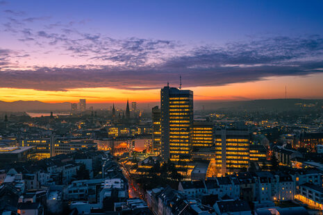 Drohnenaufnahme in der Morgendämmerung der Bonner Skyline mit Stadthaus