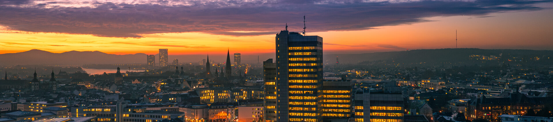 Drohnenaufnahme in der Morgendämmerung der Bonner Skyline mit Stadthaus