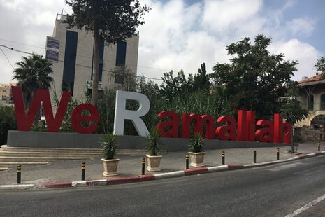 Schriftzug We are Ramallah am Rand einer Straße