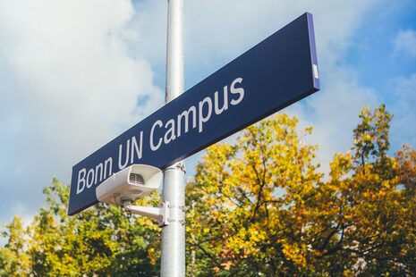 Blaues Haltestellenschild der Deutsch Bahn Bonn UN Campus