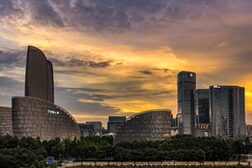 Das Bild zeigt die Skyline von Chengdu bei Sonnenuntergang.