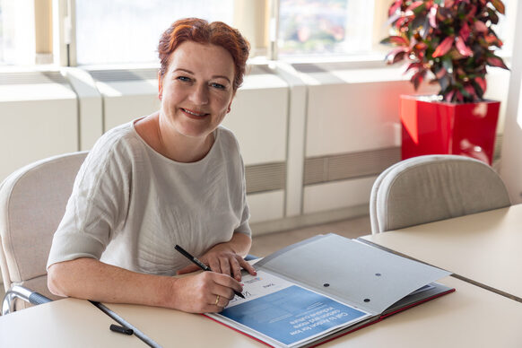 Mayor Katja Dörner signs the “Call to Action” of the Eurocities network for less CO2 consumption and more inclusion in the cultural sector.