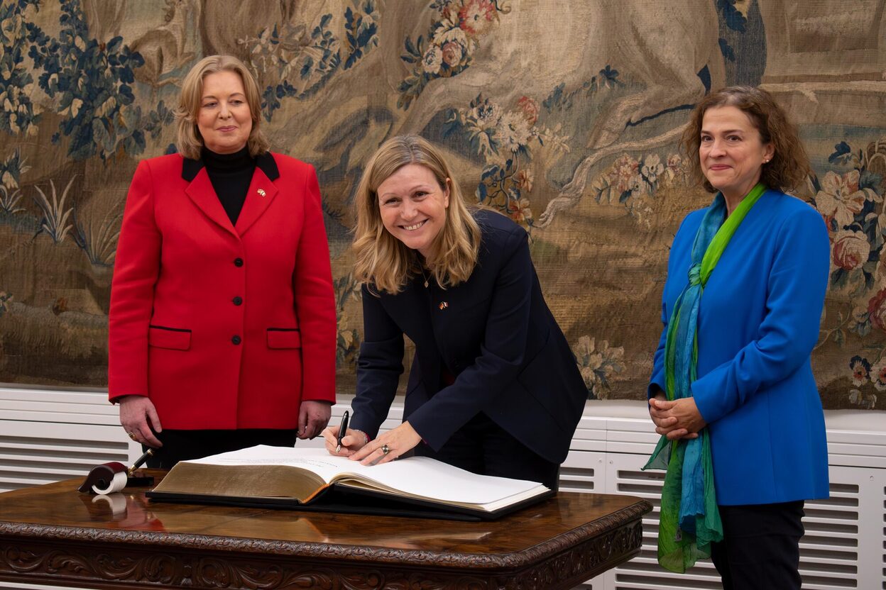 Signing the Golden Book: (from left) Bärbel Bas, Yaël Braun-Pivet and Dr. Ursula Sautter.