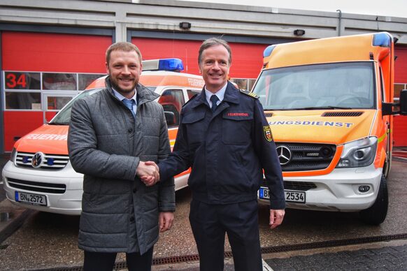 Deputy Mayor Vitalii Bielobrov thanks Bonn Fire Brigade Chief Jochen Stein for the fact that two more vehicles from the Bonn Fire Brigade will soon be donated to Ukraine.