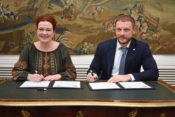 Mayor Katja Dörner and her counterpart Vitalii Bielobrov, Deputy Mayor of the Ukrainian city of Kherson, at the signing of the Memorandum of Understanding for further and more intensive cooperation within the framework of the solidarity partnership with Kherson.