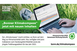A person sits on the grass with a laptop and has accessed the Kimakompass website, which shows where Bonn stands on the road to climate neutrality.