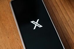 Das Logo von X auf einem Smartphone