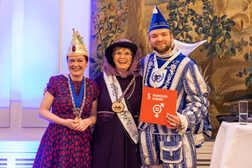 Gruppenbild: OB Dörner mit Bettina Metz, Geschäftsführerin von UN Women Deutschland, und UNiverso Stephan I. (Ernest) beim internationalen Karnevalsempfang im Alten Rathaus..