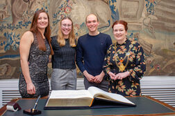 From left to right: Antonia Bärk, Henny Kirst, Lasse Lührs and Mayor Katja Dörner at the signing of the Golden Book of the City of Bonn.