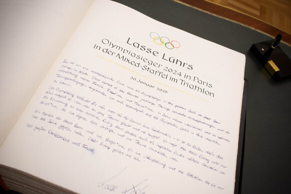 Lasse Lührs signed the Golden Book of the City of Bonn with very personal words.