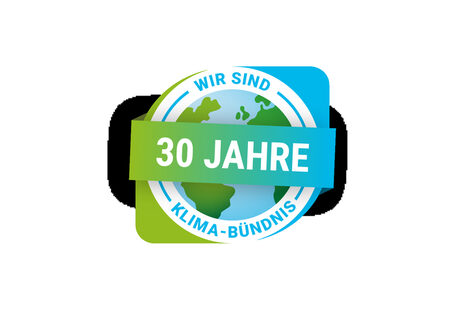 Das Logo zeigt eine Weltkarte, umrandet mit den Worten "Wir sind Klima-Bündnis". In der Mitte steht groß "30 Jahre".