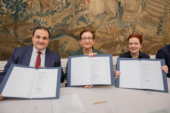 Der Letter of Intent ist unterzeichnet (v. l.): NRW-Minister Nathanael Liminski, Bundesministerin Klara Geywitz und Bonns Oberbürgermeisterin Katja Dörner  Sascha Engst/Bundesstadt Bonn