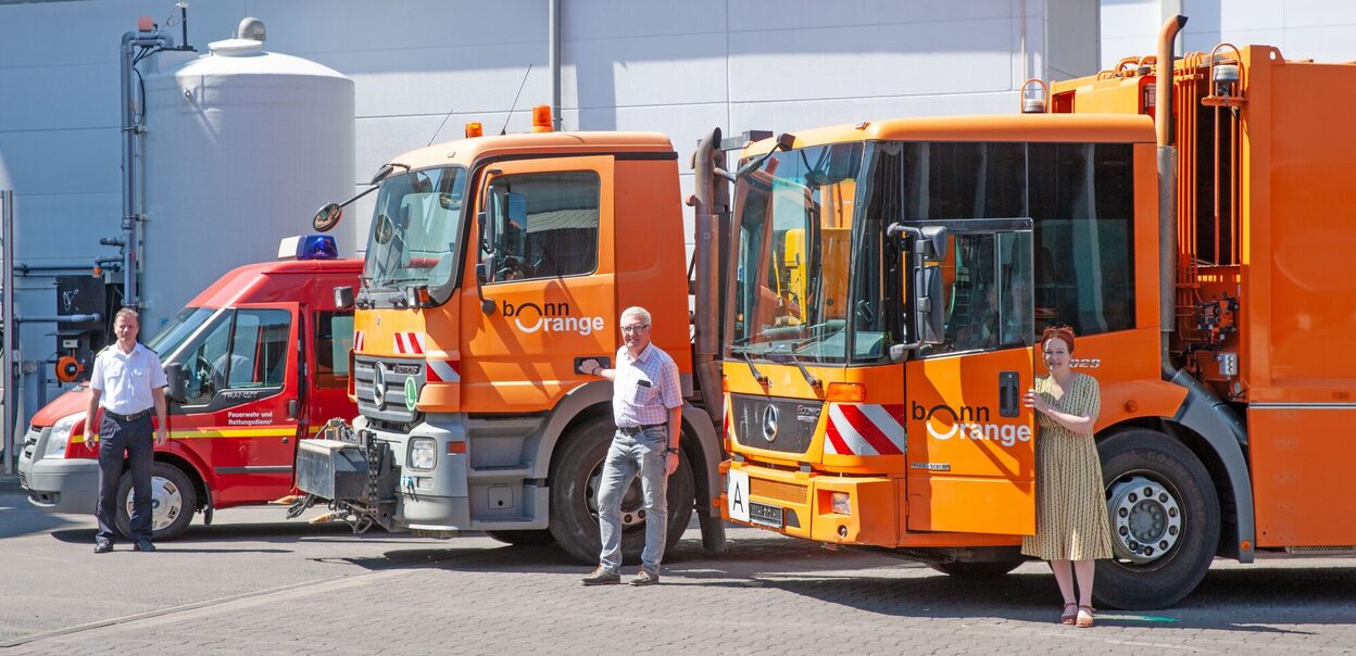 At the bonnorange vehicles and the fire truck that will be transported to Kherson, Ukraine: (from right) Mayor Katja Dörner, bonnorange board member Richard Münz and fire department chief Jochen Stein.