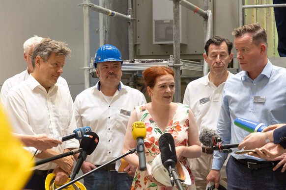 During the tour of Stadtwerke Bonn's northern combined heat and power plant, Federal Minister of Economics Robert Habeck, Mayor Katja Dörner and Olaf Hermes, Chairman of the SWB Management Board, (front, from left) gave short statements to the media.