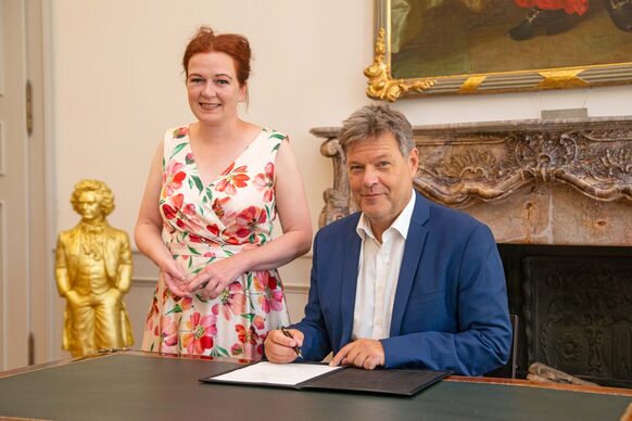 Vice-Chancellor Robert Habeck signed Bonn's guest book in the Old Town Hall in the presence of Mayor Katja Dörner.