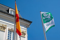 Die Mayors for Peace Fahne weht im Wind