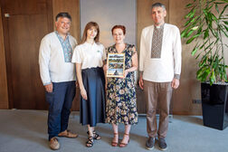 Das Bild zeigt (v.l.) Dolmetscher Stefan Mironjuk, Mariia Makar, OB Katja Dörner und Dechant Pater Ihor Makar im Dienstzimmer der Oberbürgermeisterin.