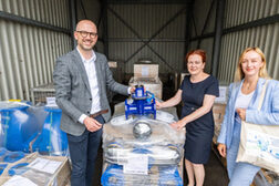 BonnNetz-Geschäftsführer Urs Reitis, Oberbürgermeisterin Katja Dörner und Anastasiia Kahlow (GIZ) nahmen die Hilfgüter für Wasserversorgung in Cherson in Augenschein.