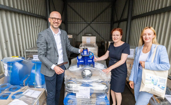 BonnNetz Managing Director Urs Reitis, Mayor Katja Dörner and Anastasiia Kahlow (GIZ) inspected the relief supplies for water supply in Kherson.